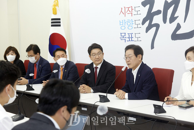 권성동 국민의힘 원내대표(왼쪽), 이재명 더불어민주당 대표. 사진. 구혜정 기자