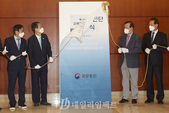 한덕수 국무총리(왼쪽 두번째). 사진. 구혜정 기자