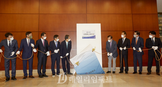 한덕수 국무총리(왼쪽 다섯번째). 사진. 구혜정 기자