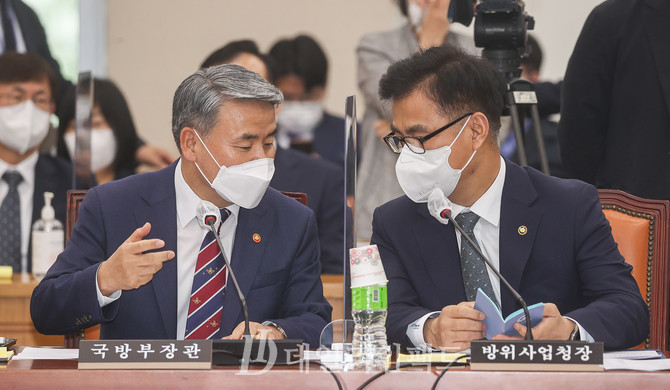 이종섭 국방부 장관(왼쪽). 공동취재사진