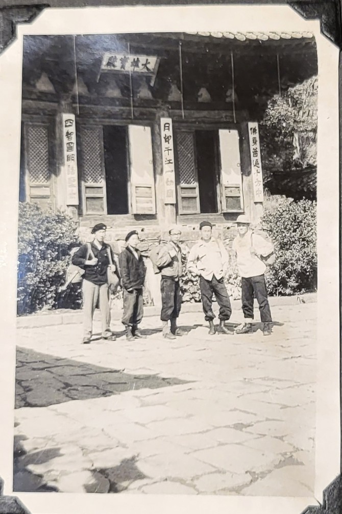 혜화동 6번지를 주름잡았다는 혜화동 친구들의 어린 시절 단체 사진. 1956년 해인사. 가운데가 이성낙 씨이고 맨 오른쪽이 지섭 씨다. 사진 이성낙 제공.