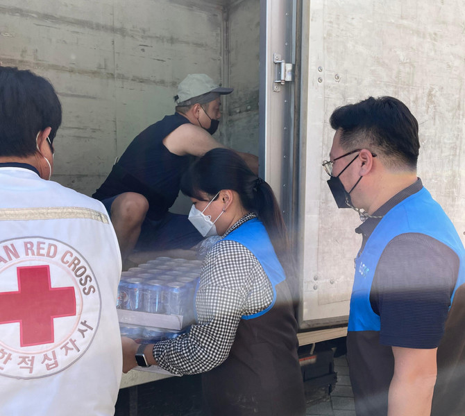 GS리테일 임직원과 대한적십자사 직원이 7일 태풍으로 피해입은 포항지역 주민을 위해 지원된 긴급구호물품을 옮기고 있다. 제공 : GS리테일