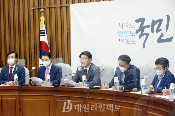 권성동 국민의힘 원내대표(가운데). 사진. 구혜정 기자