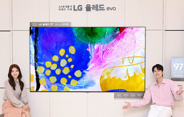 LG전자가 14일부터 세계 최대 97인치올레드 TV 예약 판매를 시작으로 오는 21일 한국에 정식 출시한다. 모델들이 서울 강남구에 위치한 LG베스트샵 강남본점에 진열된 97인치 올레드 에보 갤러리에디션을 소개하고 있다. 사진. LG전자.