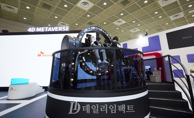 서울 코엑스에서 열린 '월드 IT 쇼'에서 SK텔레콤의 4D 메타버스 UAM 체험 기기에 탑승하고 있다. 사진. 구혜정 기자