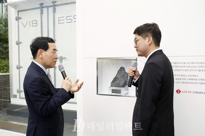 이창양 산업통상자원부 장관(왼쪽), 김부기 스탠다드에너지 대표. 사진. 구혜정 기자