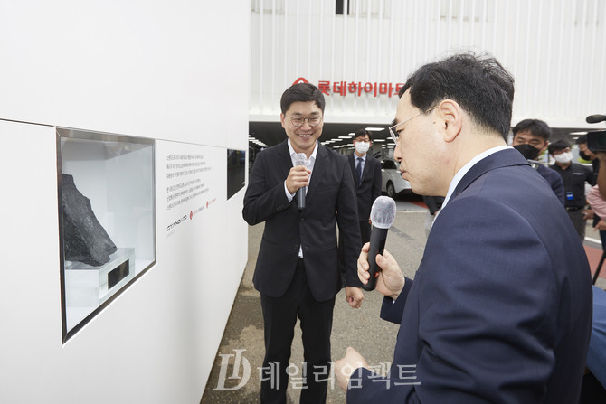 이창양 산업통상자원부 장관(오른쪽), 김부기 스탠다드에너지 대표. 사진. 구혜정 기자