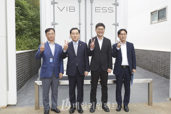 이창양 산업통상자원부 장관(왼쪽 두번째), 김부기 스탠다드에너지 대표(왼쪽 세번째). 사진. 구혜정 기자