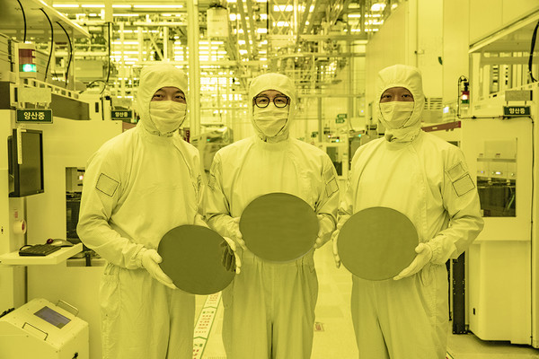 (좌측부터) 정원철 파운드리사업부 상무, 구자흠 부사장, 강상범 상무가 화성캠퍼스 3나노 양산라인에서 3나노 웨이퍼를 보여주고 있다. 사진. 삼성전자.