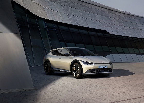기아가 오는 19일부터 판매에 돌입하는 전용 전기자동차 EV6의 연식변경 모델 ‘The 2023 EV6’. 사진.기아