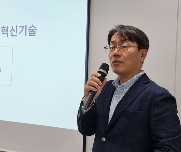 지난 16일 서울 중구 태평로 빌딩에서 열린 기자간담회에서 송두근 환경안전센터 부사장이 DS부문 혁신 기술에 대해 설명하고 있다. 사진 삼성전자.