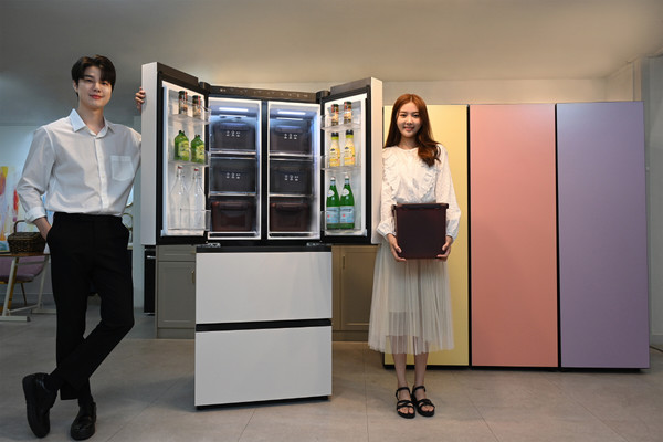 LG전자가 LG 디오스 오브제컬렉션 김치냉장고 신제품을 19일부터 순차 출시한다. 모델이 402L 용량 스탠드식 신제품(사진 왼쪽)과 1도어 냉장·냉동·김치 전용인 LG 컨버터블 패키지 오브제컬렉션 신제품을 소개하고 있다. 사진. LG전자. 