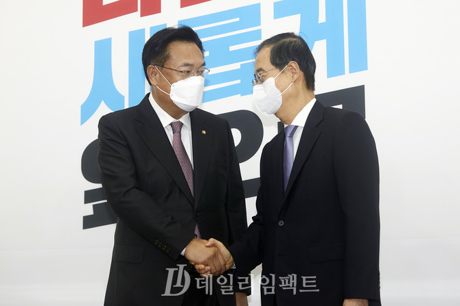 정진석 국민의힘 비상대책위원장(왼쪽), 한덕수 국무총리. 사진 구혜정 기자