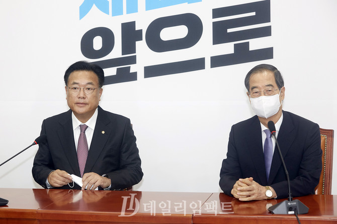 정진석 국민의힘 비상대책위원장(왼쪽), 한덕수 국무총리. 사진 구혜정 기자