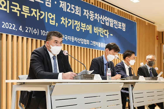 카허 카젬 한국지엠 주식회사 사장(맨 왼쪽)이 27일 서울시 서초동 자동차회관에서 열린 제20회 산업발전포럼·제25회 자동차산업발전포럼에서 질의에 답하고 있다. 사진.GM 미디어 인포메이션