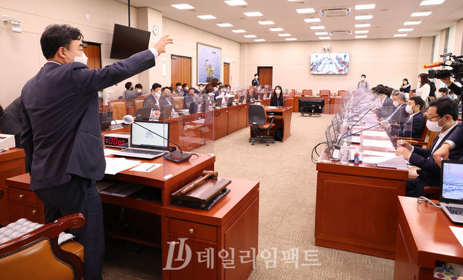 윤관석 국회 산업통상자원중소벤처기업위원장(왼쪽). 공동취재사진