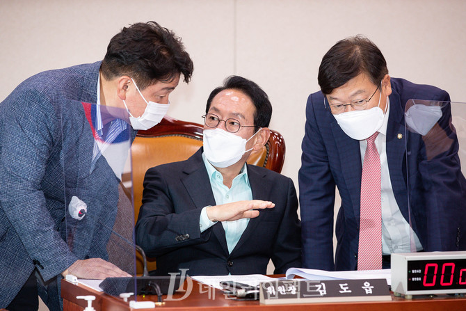 김도읍 국회 법제사법위원장(가운데). 공동취재사진
