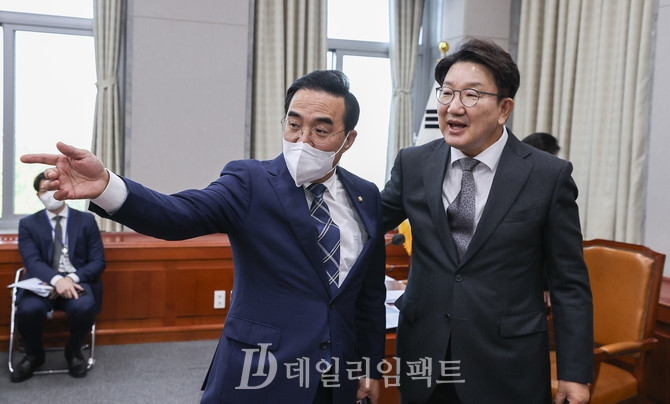 박홍근 더불어민주당 원내대표(왼쪽), 권성동 국회 운영위원장. 공동취재사진