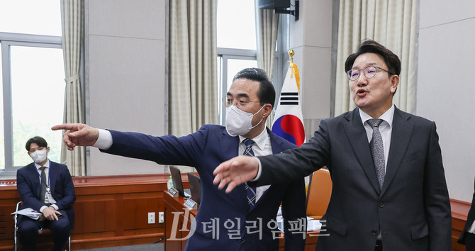 박홍근 더불어민주당 원내대표(왼쪽), 권성동 국회 운영위원장. 공동취재사진