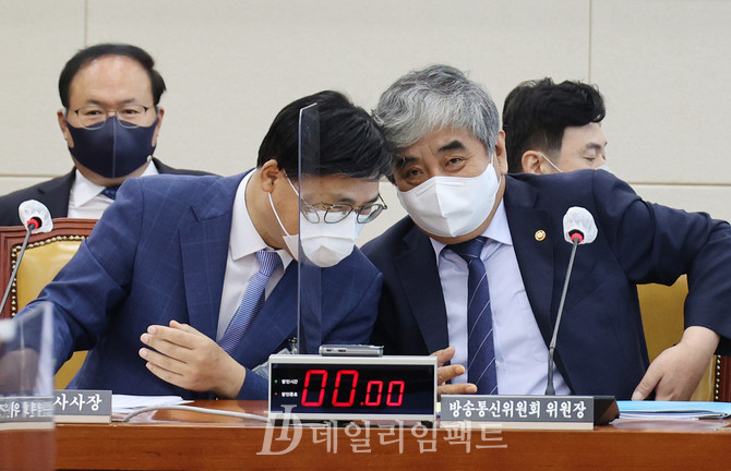 한상혁 방송통신위원장(오른쪽), 김의철 한국방송공사 사장. 공동취재사진