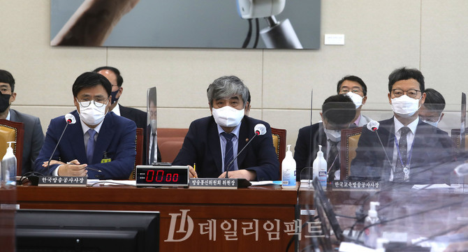 (왼쪽부터)김의철 한국방송공사 사장, 한상혁 방송통신위원장. 공동취재사진