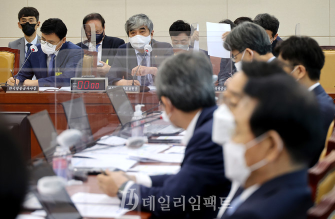 (왼쪽부터)김의철 한국방송공사 사장, 한상혁 방송통신위원장. 공동취재사진