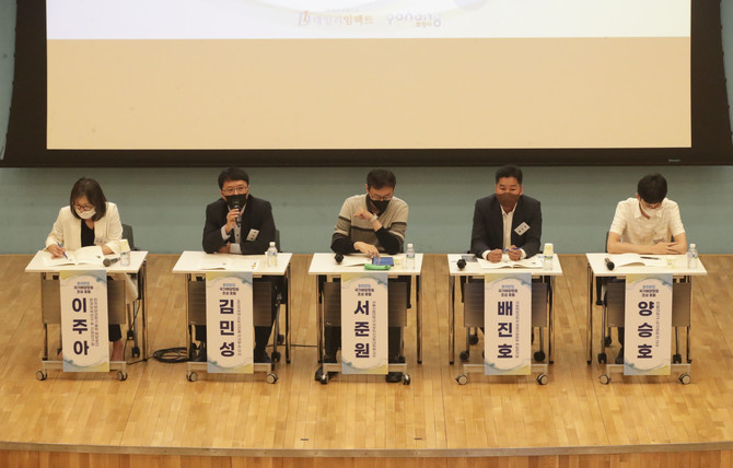 김민성 오씨에스도시건축사무소 이사(왼쪽에서 두번째) 주민 질문에 답변하고 있다. 사진 ‧ 데일리임팩트 db