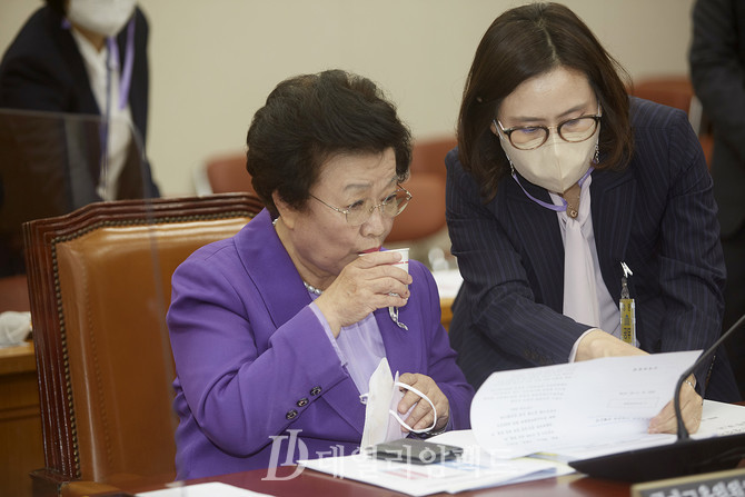 이배용 국가교육위원장(왼쪽). 사진. 구혜정 기자