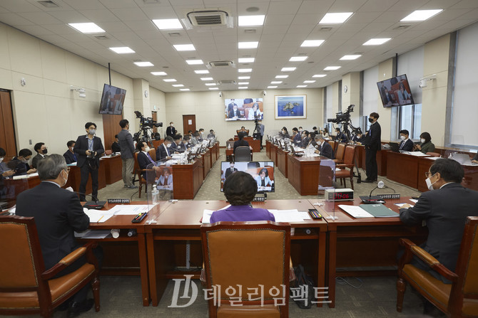 이배용 국가교육위원장(가운데). 사진. 구혜정 기자