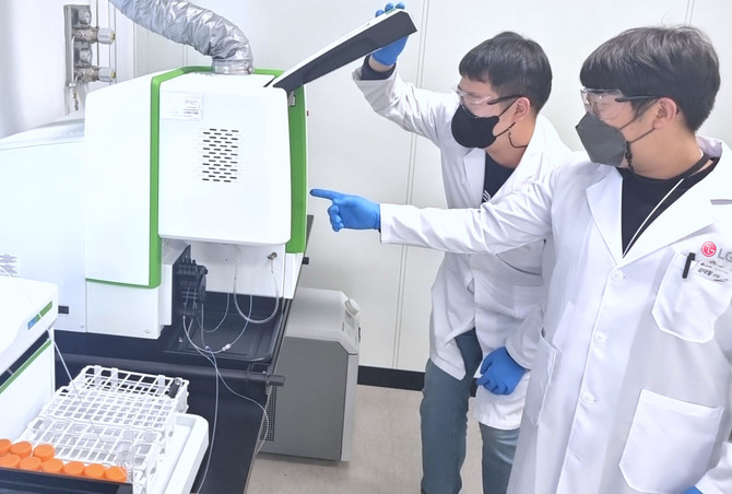 LG전자 연구원이 경기도 평택시 LG디지털파크 내 환경시험실에서 대기오염물질 분석을 실시하고 있다. 제공 : LG전자