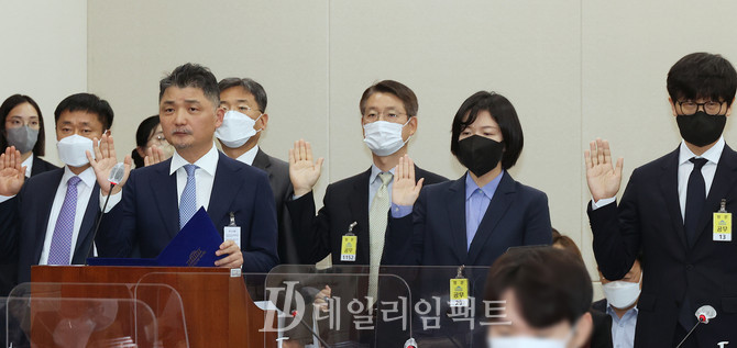 김범수 카카오 미래이니셔티브센터장(왼쪽 첫번째), 이해진 네이버 GIO(오른쪽 첫번째). 사진. 구혜정 기자