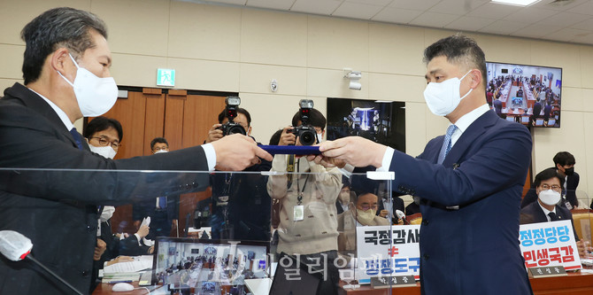 김범수 카카오 미래이니셔티브센터장(오른쪽). 사진. 구혜정 기자