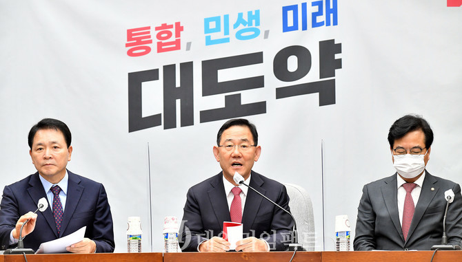 국민의힘 주호영 원내대표(가운데). 사진. 구혜정 기자