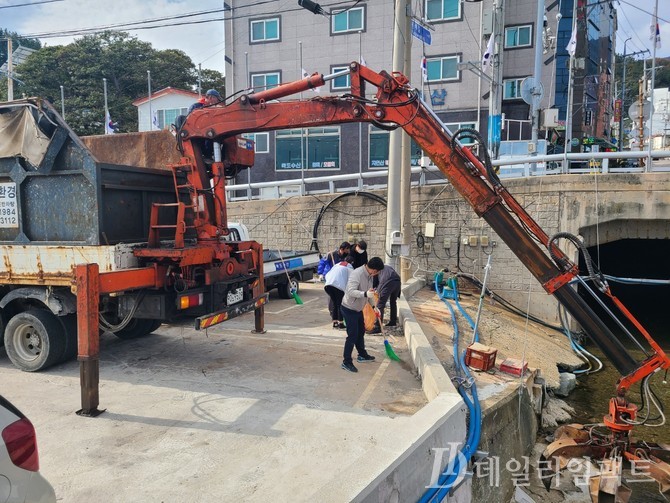 지역 사회단체 회원들이 철거 작업 후 발생한 해양쓰레기를 수거하고 있다. 사진·황진영 기자