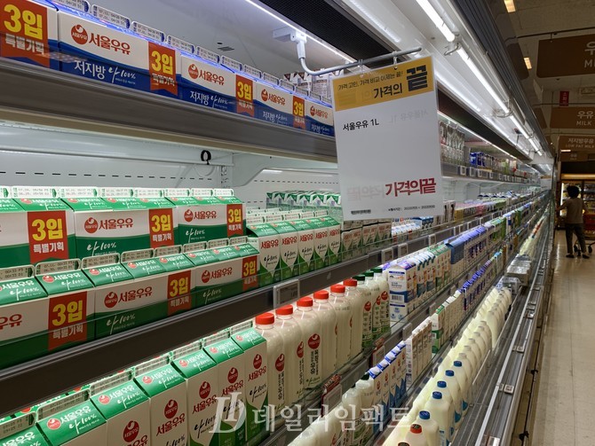 이마트가 선정한 40대 필수상품 중 하나인 우유 매대에 '가격의 끝' 프로젝트 푯말이 붙어있다. 사진. 김성아 기자