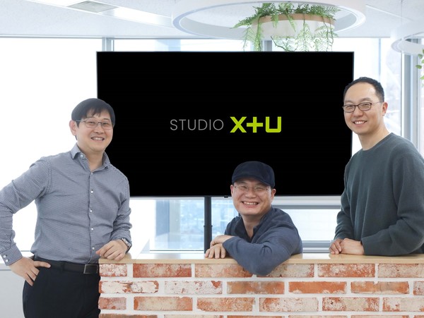 (왼쪽부터) 이덕재 CCO, 신정수 콘텐츠제작센터장, 이상진 콘텐츠IP사업담당이 새로운 조직인 STUDIO X+U를 소개하고 있다. 사진. LG유플러스. 