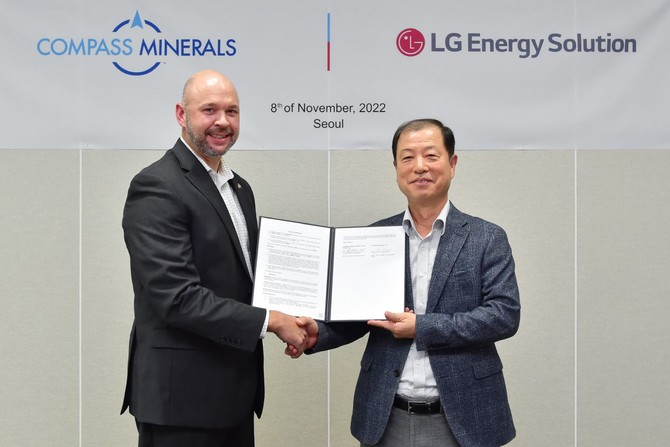 LG에너지솔루션은 최근 여의도 파크원에서 미국 컴파스 미네랄과 탄산리튬 공급에 대한 계약을 체결했다. (오른쪽부터) LG에너지솔루션 김동수 전무, 컴파스 미네랄 크리스 얀델 리튬사업부장. 사진.LG에너지솔루션