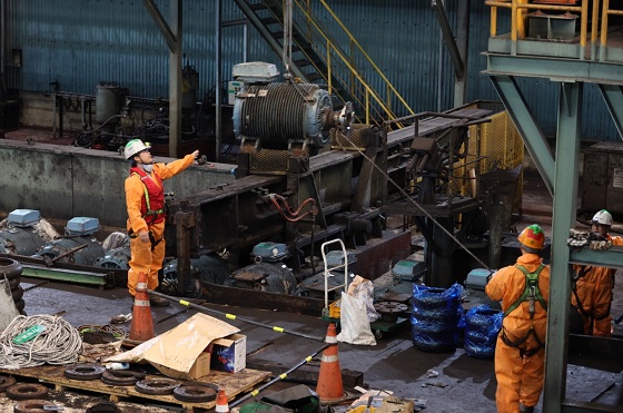 지난 23일 포스코 포항제철소 직원들이 2열연공장 복구작업을 진행 중이다. 사진.포스코