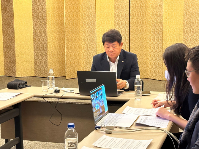 ‘제 6회 아시아신협 리더십 프로그램’에 참석한 김윤식 신협중앙회장(정면)이 참석자들을 독려하고 있다. 사진. 신협.
