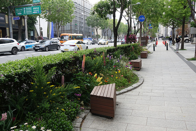 보도에 설치된 작은 꽃밭과 벤치. @청담로 청담4거리 부근. 사진: 김기호, 2021.