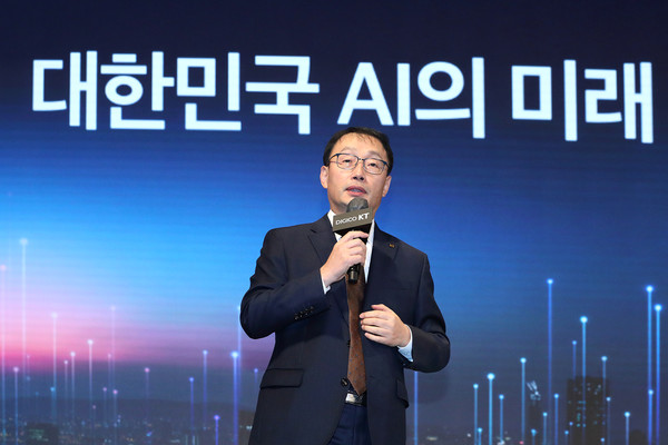 구현모 KT 대표가 AI 전략 기자간담회에서 디지털 플랫폼 기업으로 전환을 선언한 이후 성과와 향후 전략에 대해 설명하고 있다. 사진. KT.