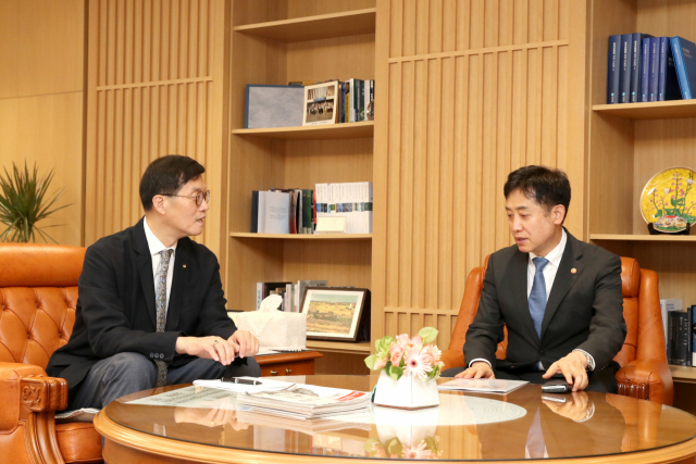 이창용 한국은행 총재(왼쪽)와 김주현 금융위원장(오른쪽)이 이야기를 나누고 있다. 사진. 한은.