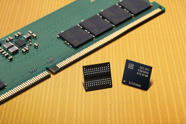 삼성전자가 개발한 12나노급 16Gb DDR5 D램. 사진. 삼성전자.