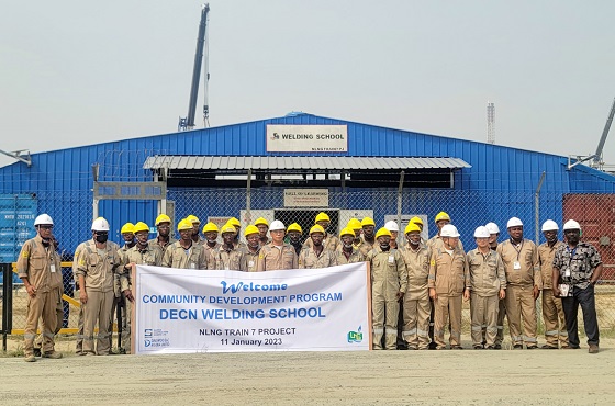 대우건설 관계자들과 용접학교 교육생들이 지난 11일 나이지리아에서 기념촬영을 하고 있다. 사진. 대우건설.