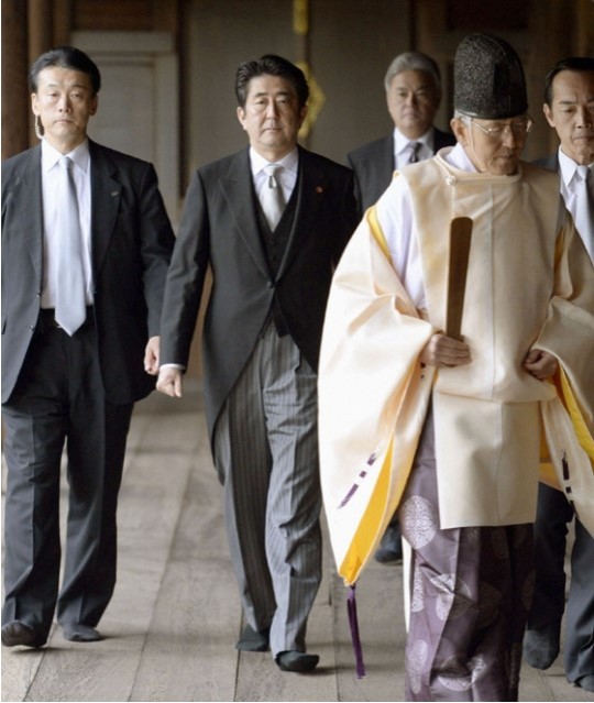 야스쿠니신사를 참배하러 간 아베 신조 전 일본 총리(1954~2022)가 예복 차림에 실내화 없이 양말만 신은 채 입장하고 있다.  서유럽권에서는 눈에 거슬리는 일이었다. 