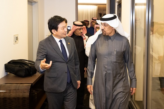 원희룡 국토교통부 장관(왼쪽)이 지난 24일(현지시간) 사우디아라비아를 방문해 야시르 빈 오스만 알-루마이얀 국부펀드(PIF) 총재와 면담하고 있다. 사진.국토교통부