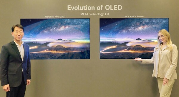 CES 2023 참가를 앞두고 이현우(왼쪽) LG디스플레이 대형 사업부장이 메타 기술을 적용한 3세대 OLED TV 패널을 소개하고 있다. 사진. LG디스플레이.