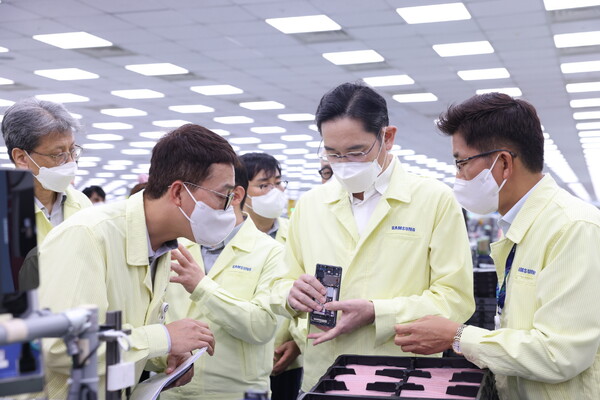 이재용 삼성전자 회장이 지난해 12월 베트남 하노이 인근에 위치한 삼성전자 법인(SEV)을 방문해 스마트폰 생산 공장을 점검하고 있다. 사진. 삼성전자. 
