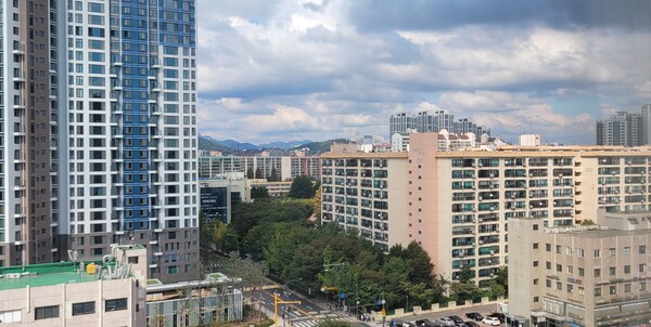 반포아파트지구 내 아파트단지들. 30층 내외의 재건축 아파트가 12층의 기존 아파트와 대조를 이루며 다른 경관을 형성하고 있다. 사진: 김기호, 2022