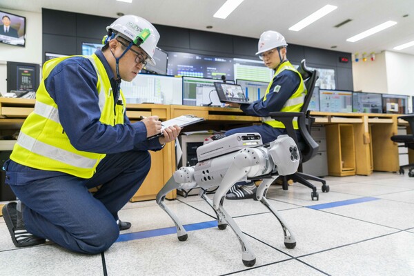 SK텔레콤은 고객 맞춤형 서비스 제공이 가능한 ‘AI로봇키트’를 20일 출시했다. 직원들이 AI로봇키트를 시험하고 있다. 사진. SK텔레콤. 